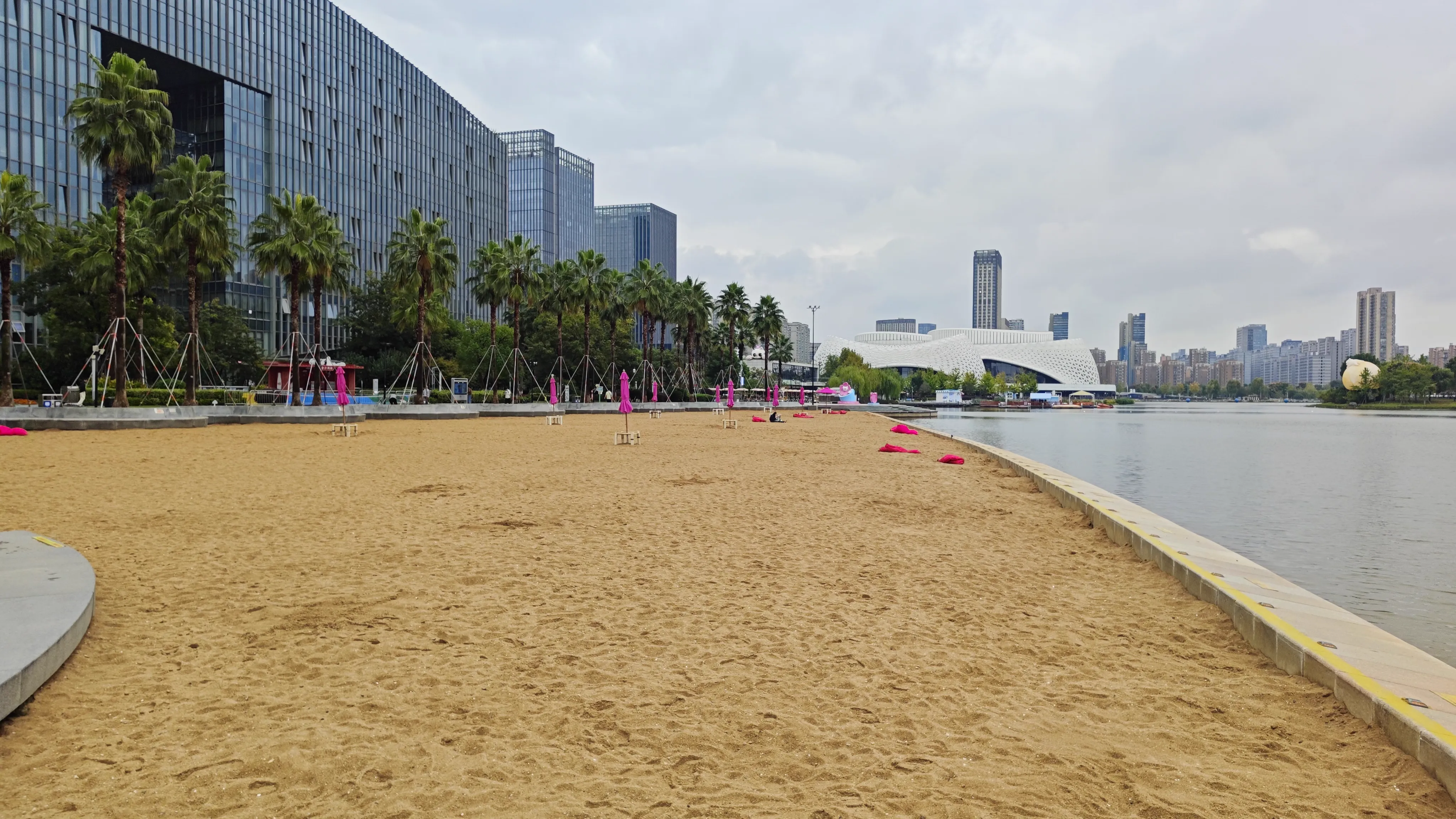 从沙滩回望金沙湖大剧院