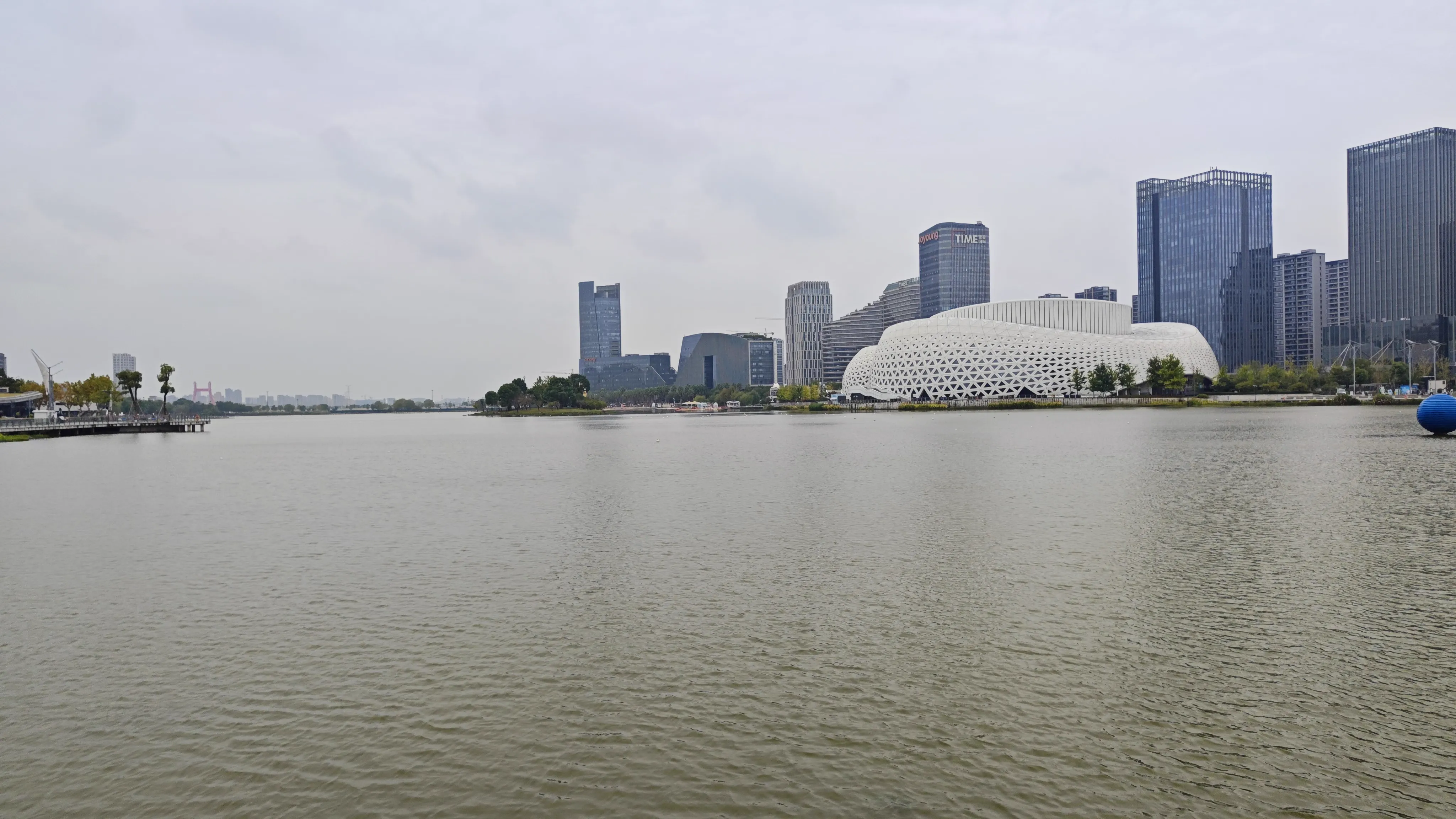 东南角湖景